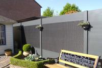 Schutting voorzien van wicker paneel .